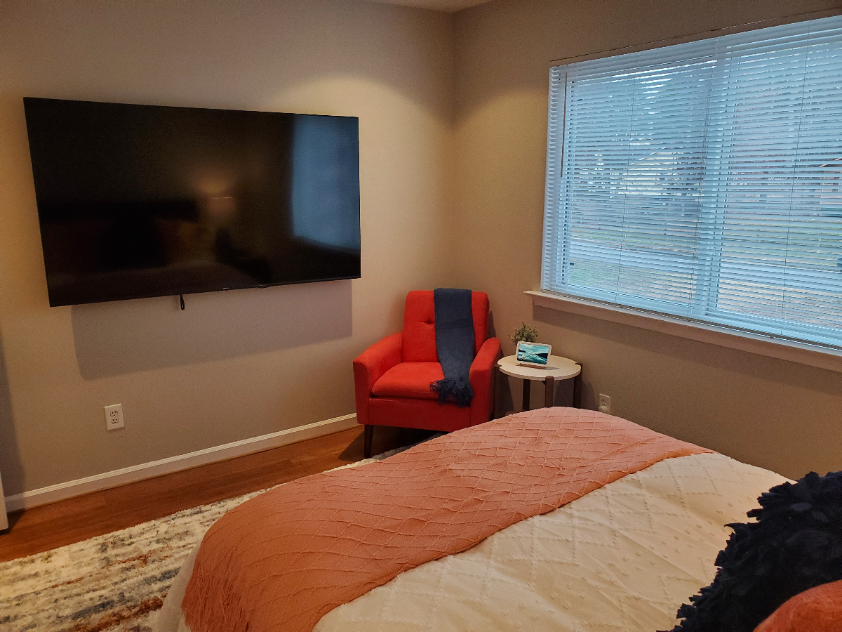 Cozy Queen Room  Shared Bathroom - Photo 2
