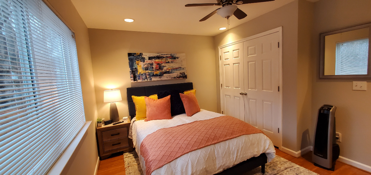 Cozy Queen Room  Shared Bathroom - Photo 3