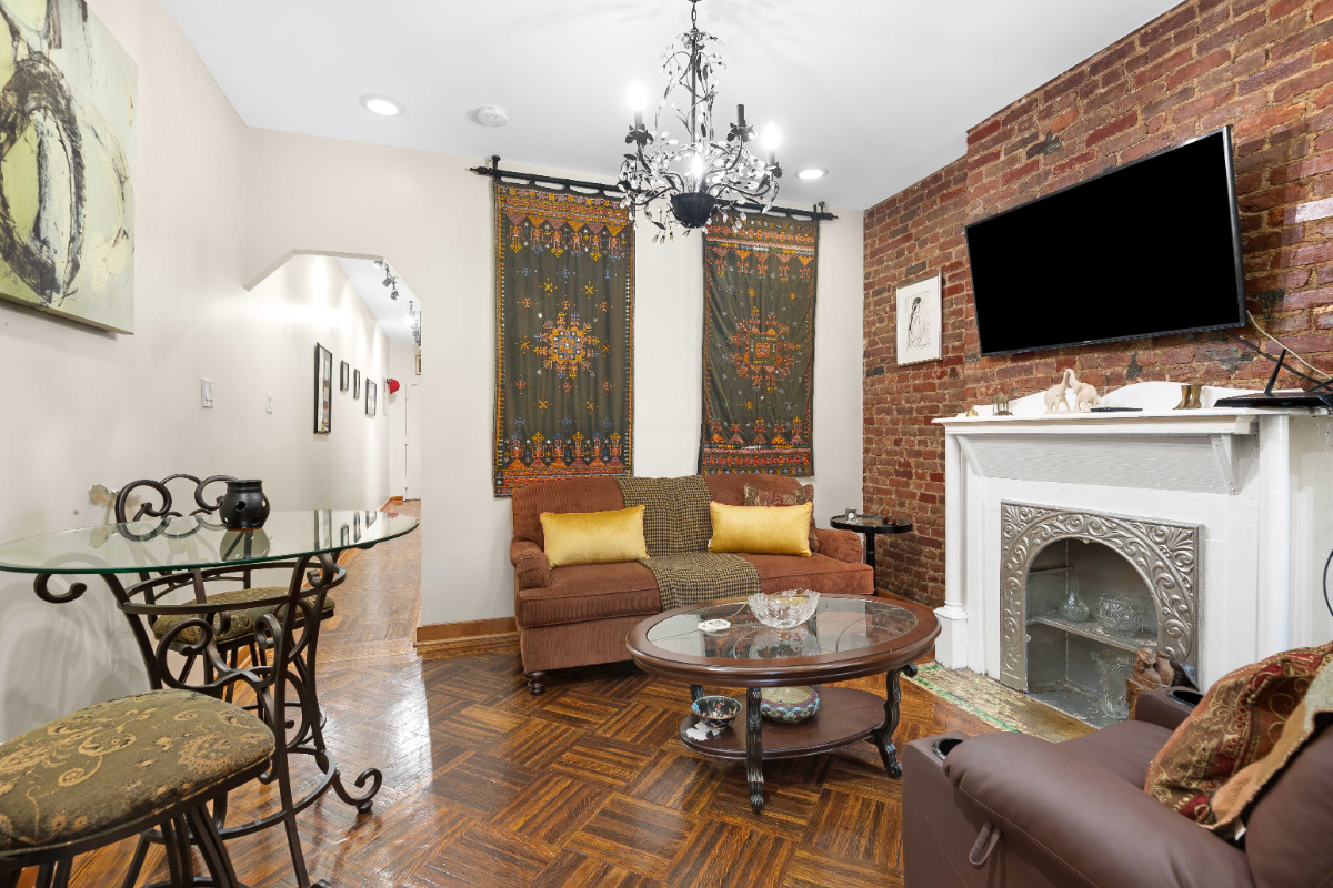 Large 1 BR in historic Brooklyn brownstone. - Photo 2