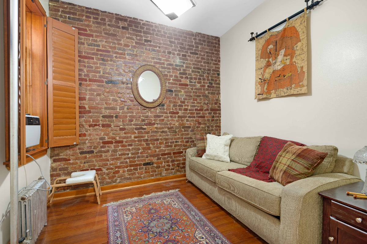 Large 1 BR in historic Brooklyn brownstone. - Photo 3