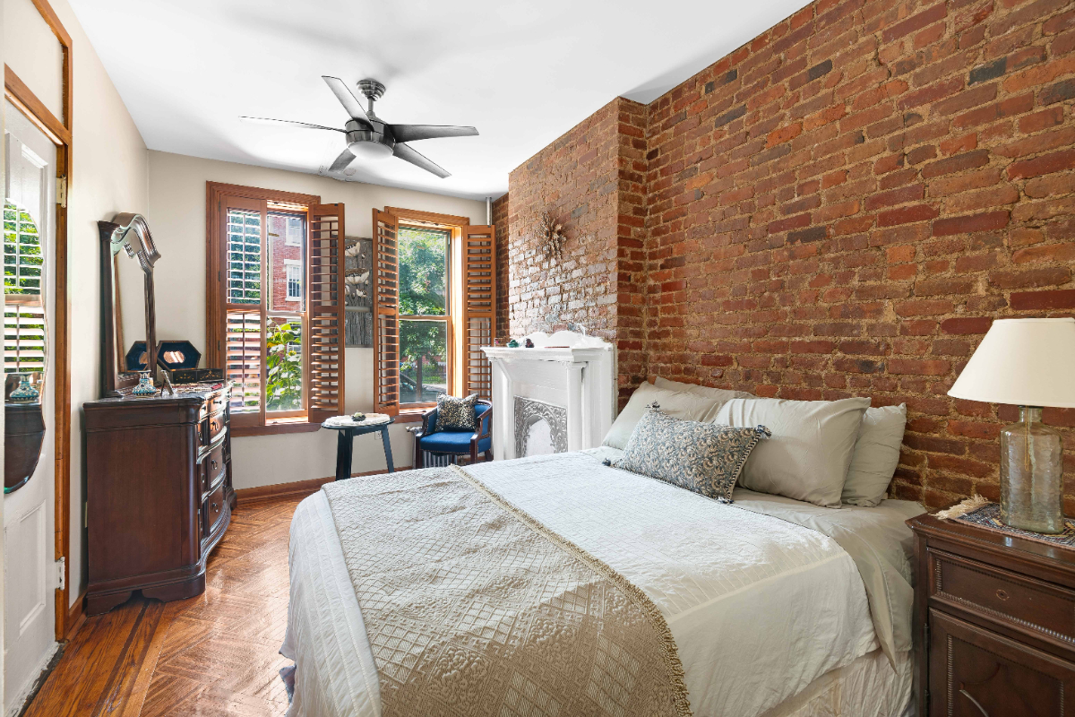 Large 1 BR in historic Brooklyn brownstone. - Photo 5