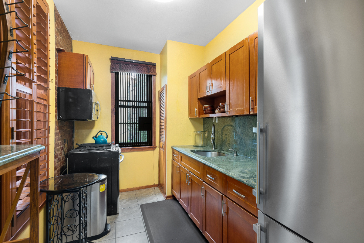 Large 1 BR in historic Brooklyn brownstone. - Photo 6