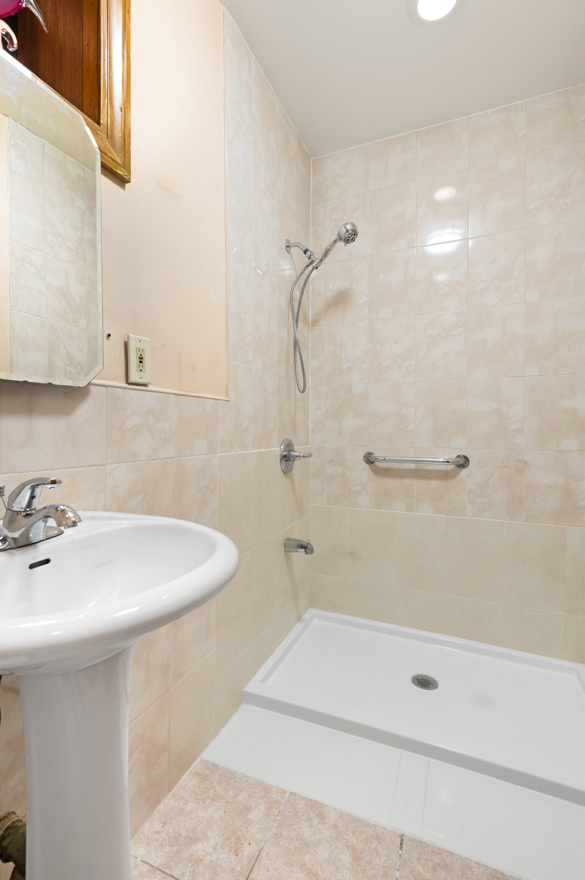 Large 1 BR in historic Brooklyn brownstone. - Photo 7