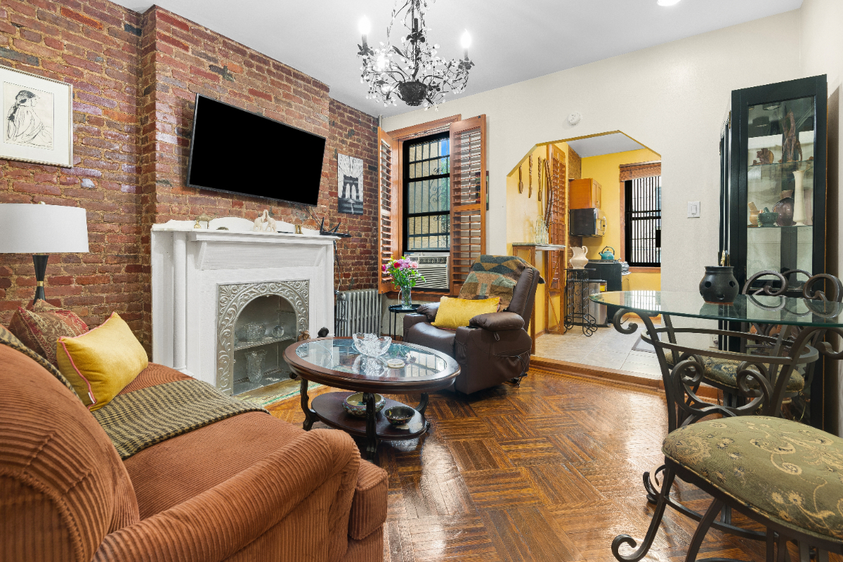 Large 1 BR in historic Brooklyn brownstone. - Photo 8