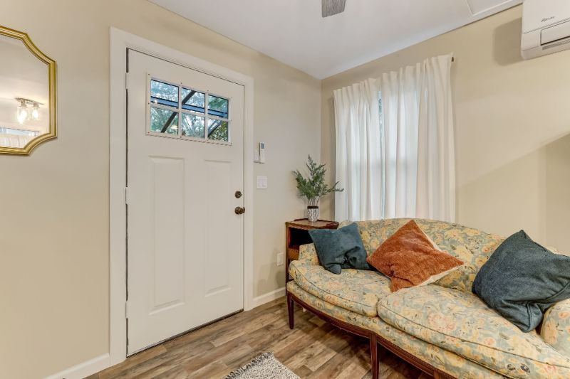 Cozy Cottage in trendy Murray Hill - Photo 9