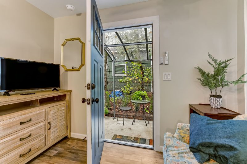 Cozy Cottage in trendy Murray Hill - Photo 4
