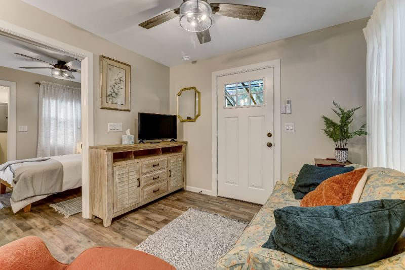 Cozy Cottage in trendy Murray Hill - Photo 8
