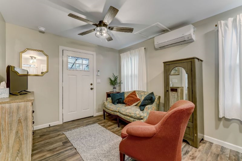 Cozy Cottage in trendy Murray Hill - Photo 10