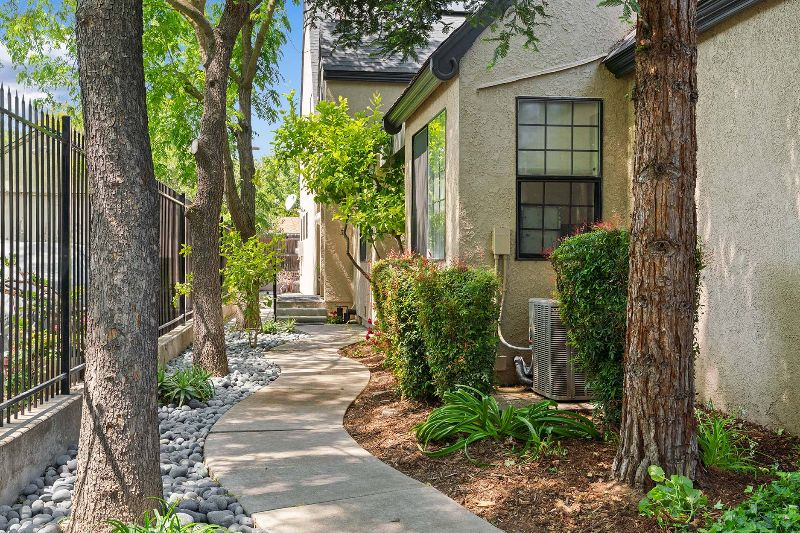 Chic, 2 Beds, Garden EV Charger Central Location - Photo 3
