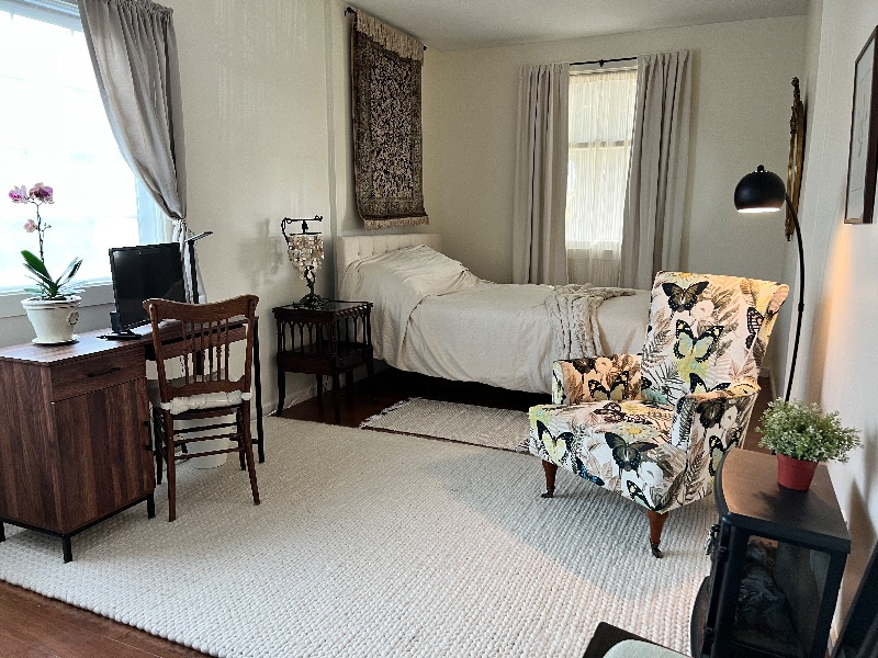 Master bedroom with private bath in a garden sanctuary near Bay Ferry and medical centers - Photo 1