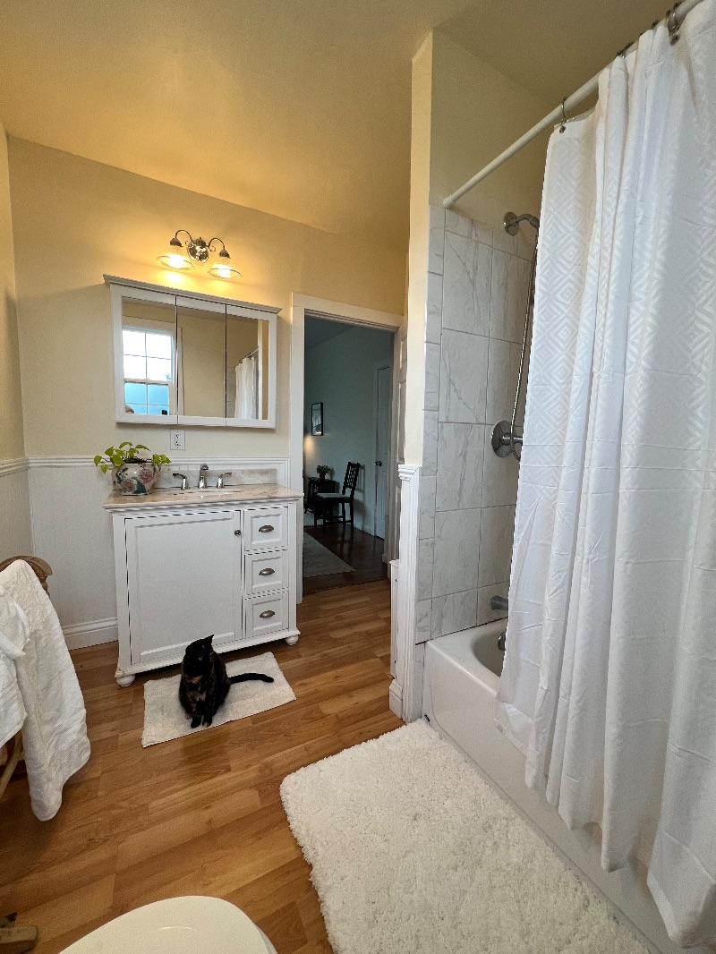Master bedroom with private bath in a garden sanctuary near Bay Ferry and medical centers - Photo 4