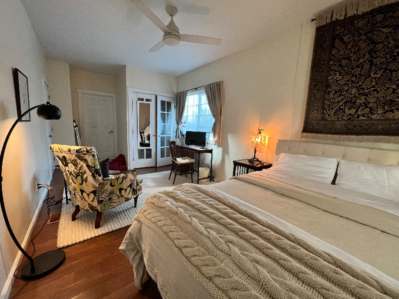 Master bedroom with private bath in a garden sanctuary near Bay Ferry and medical centers - Photo 2