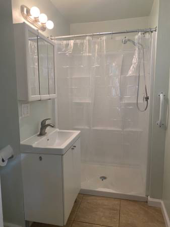 Master bedroom with private bath in a garden sanctuary near Bay Ferry and medical centers - Photo 4