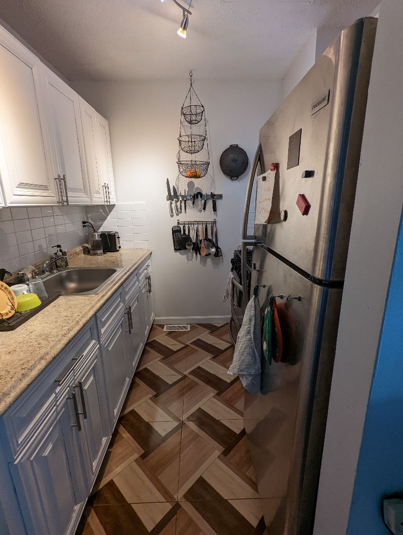 Sun-filled, private 2 Bedroom Apt, 1 block to subway - Photo 2