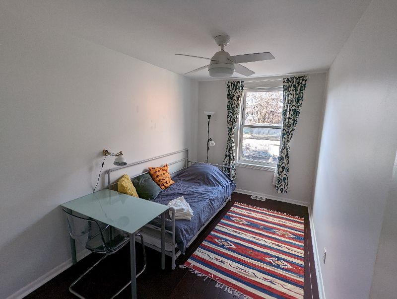 Sun-filled, private 2 Bedroom Apt, 1 block to subway - Photo 3