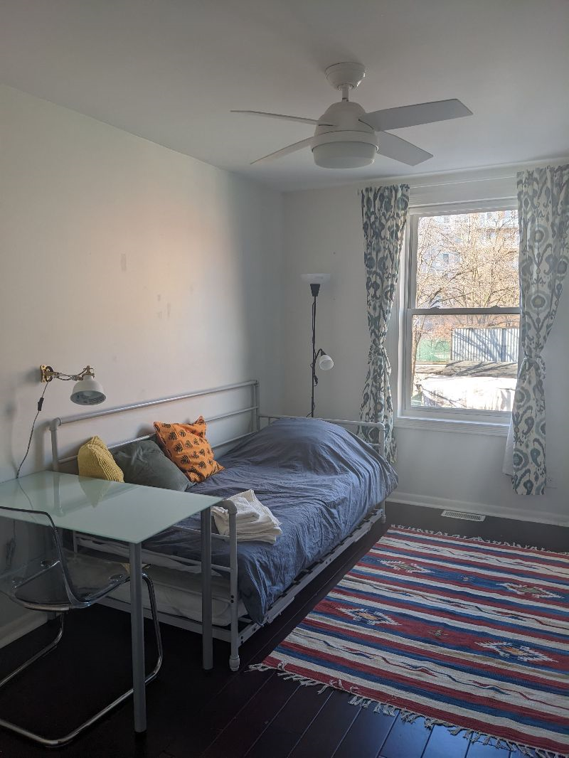 Sun-filled, private 2 Bedroom Apt, 1 block to subway - Photo 8