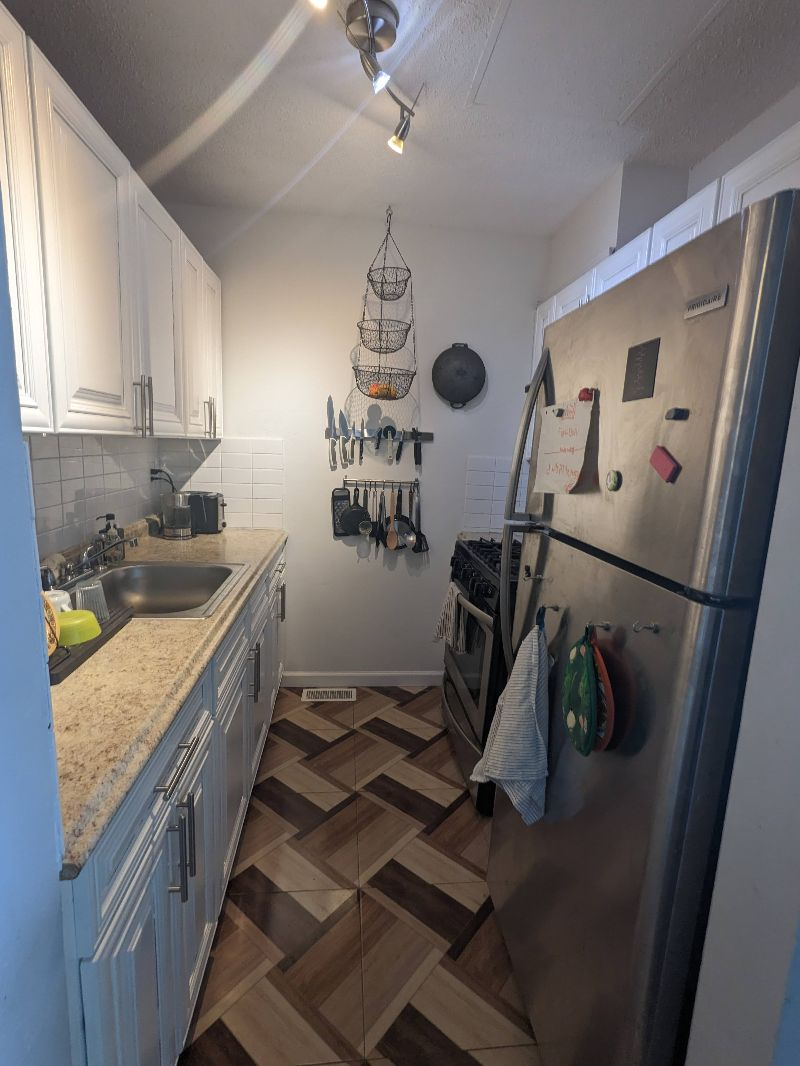 Sun-filled, private 2 Bedroom Apt, 1 block to subway - Photo 10