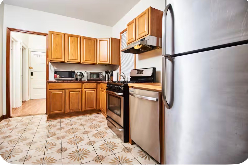 Room in spacious 3BR 1Bath near subway - Photo 4