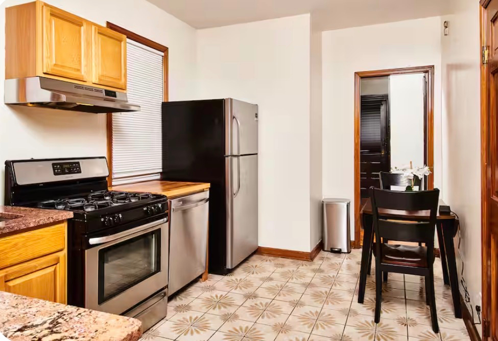Room in spacious 3BR 1Bath near subway - Photo 3