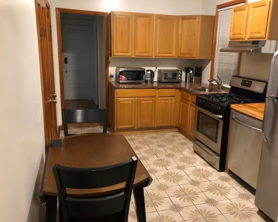 Room in spacious 3BR 1Bath near subway - Photo 5