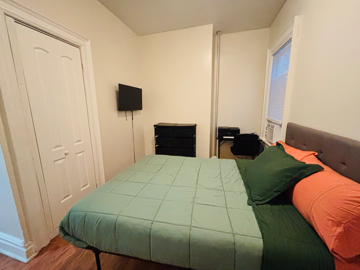 Room in spacious 3BR 1Bath near subway - Photo 8