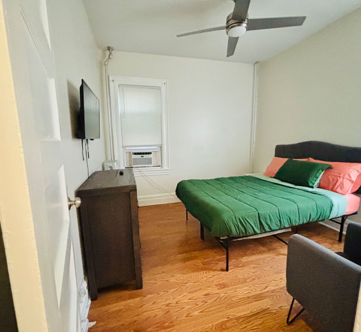 Room in spacious 3BR 1Bath near subway - Photo 9