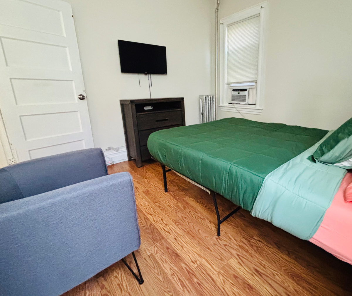 Room in spacious 3BR 1Bath near subway - Photo 10