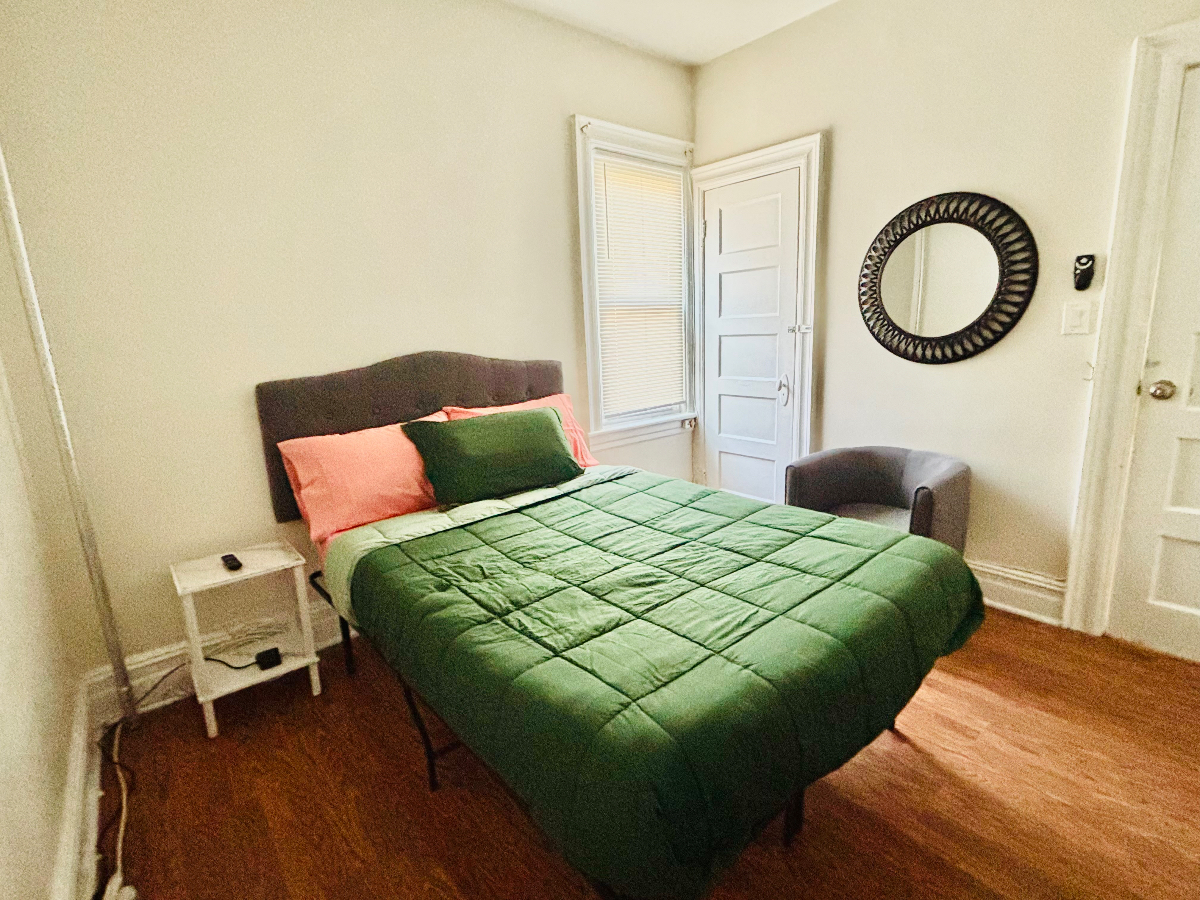 Room in spacious 3BR 1Bath near subway - Photo 11