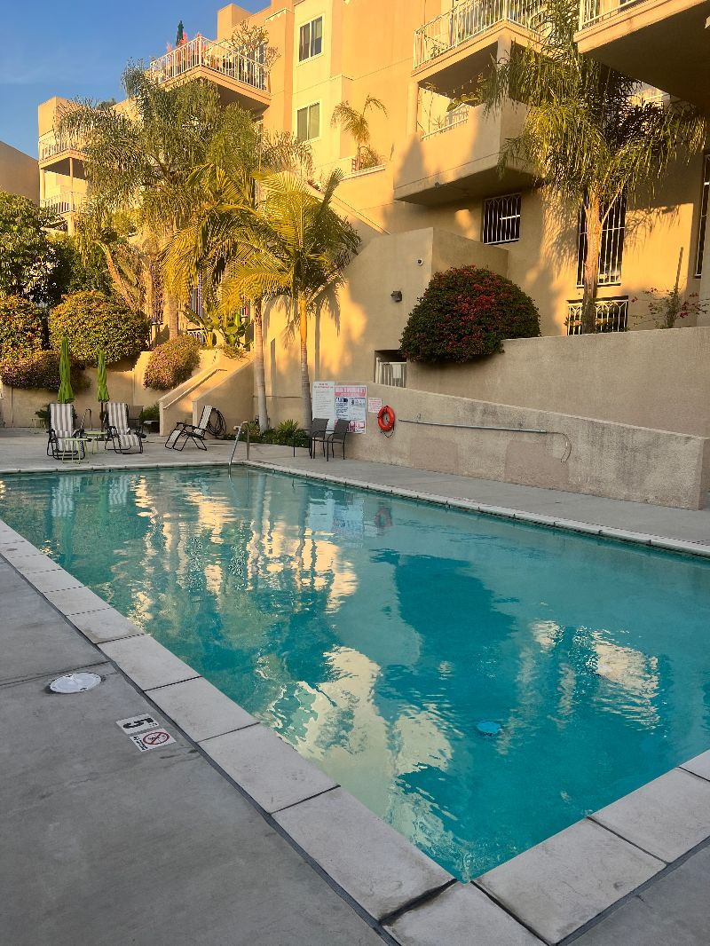 Private/Pool/Gym/Parking/Laundry - Photo 2