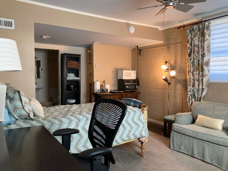 Room with en-suite bathroom and own entrance - Photo 6