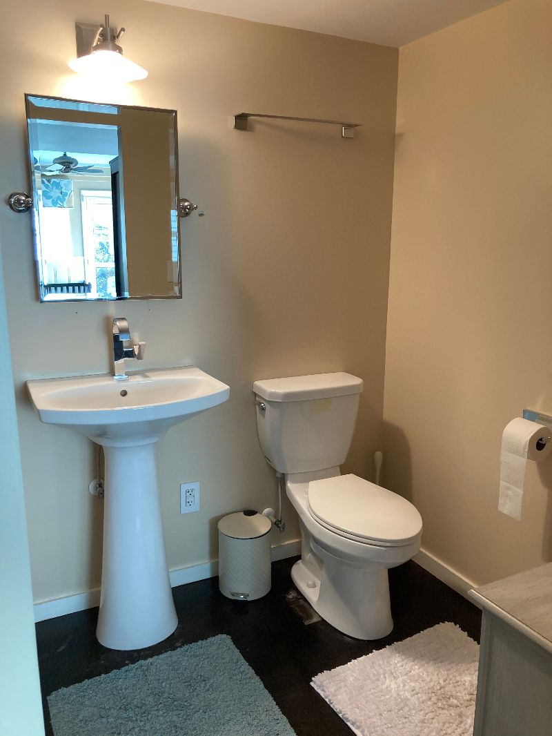 Room with en-suite bathroom and own entrance - Photo 8