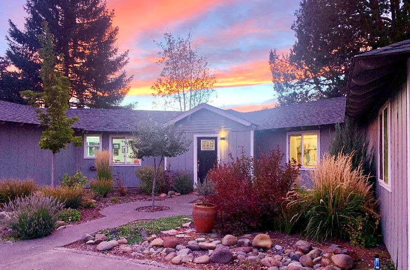 Riverfront - Hot-tub - Movie Room - Firepit - Peaceful and Close to Town - Photo 3