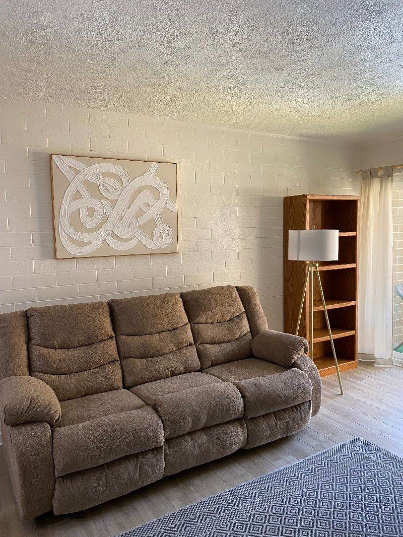 Fully Furnished Newly Renovated One Bedroom Condo - Photo 2