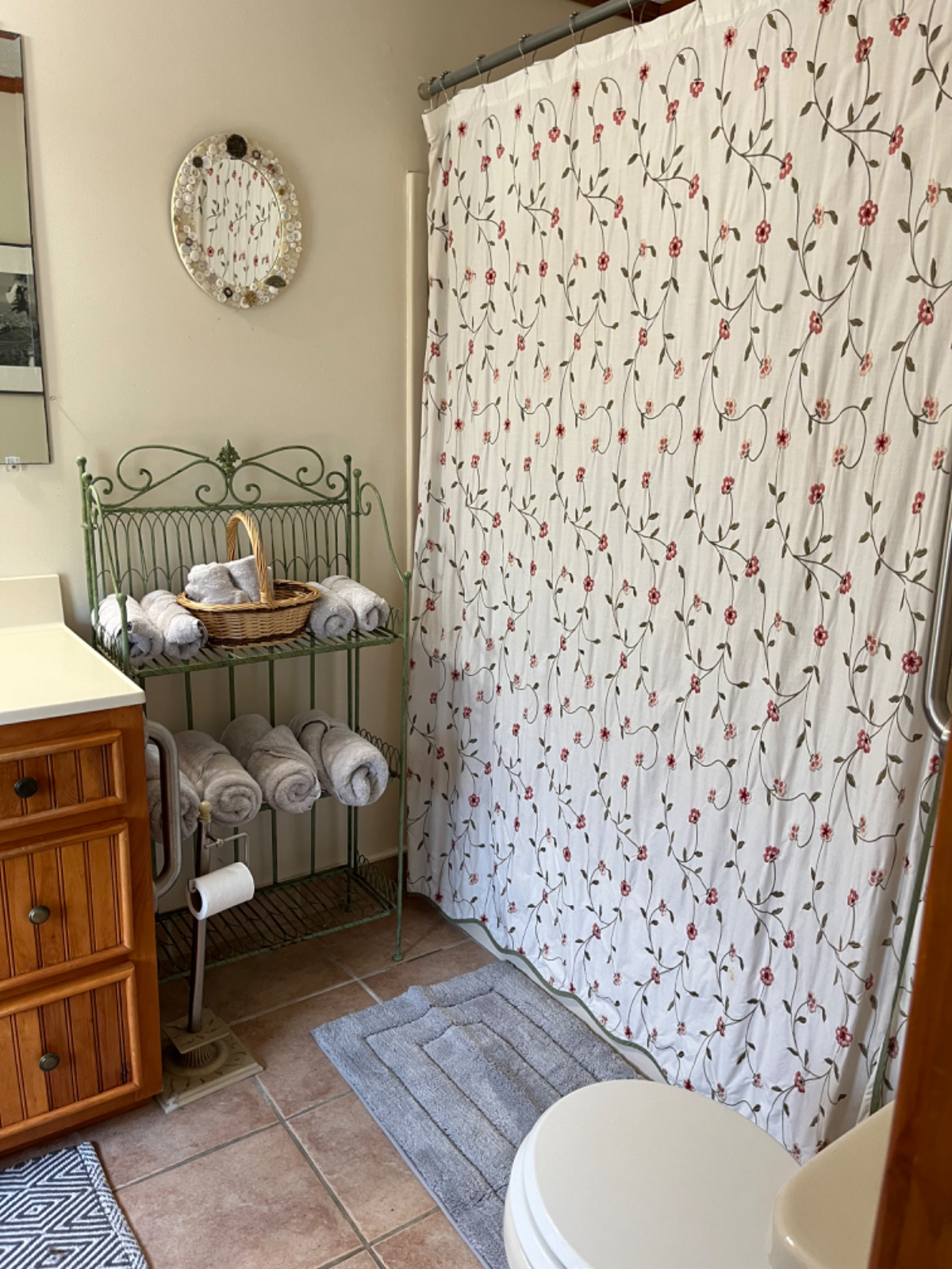 Adorable furnished House close to Hospital and Colleges.Yard  Pet Friendly - Photo 7