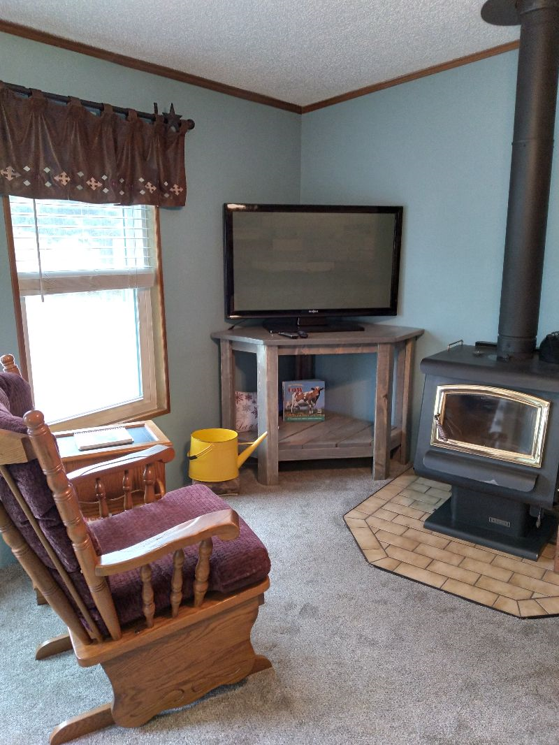 AJ's Cottage  2 bedroom 1 bath house, fully furnished .  Off street parking, Pet friendly. Washer/dr - Photo 5