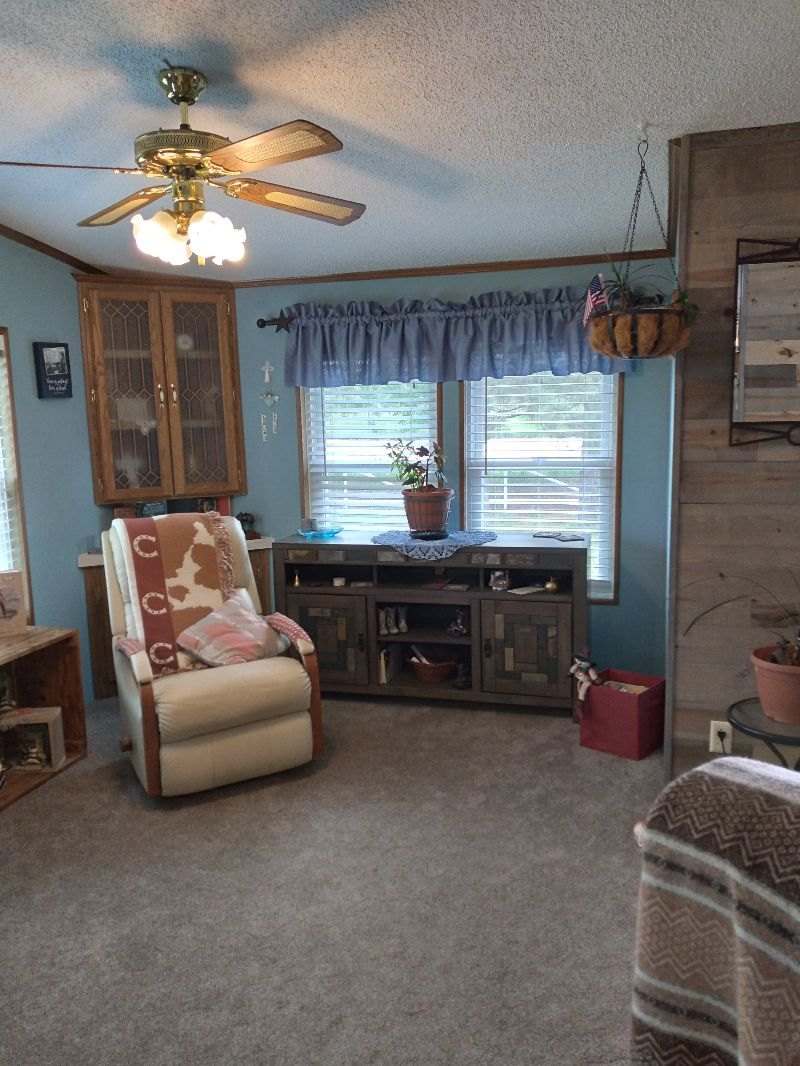 AJ's Cottage  2 bedroom 1 bath house, fully furnished .  Off street parking, Pet friendly. Washer/dr - Photo 9