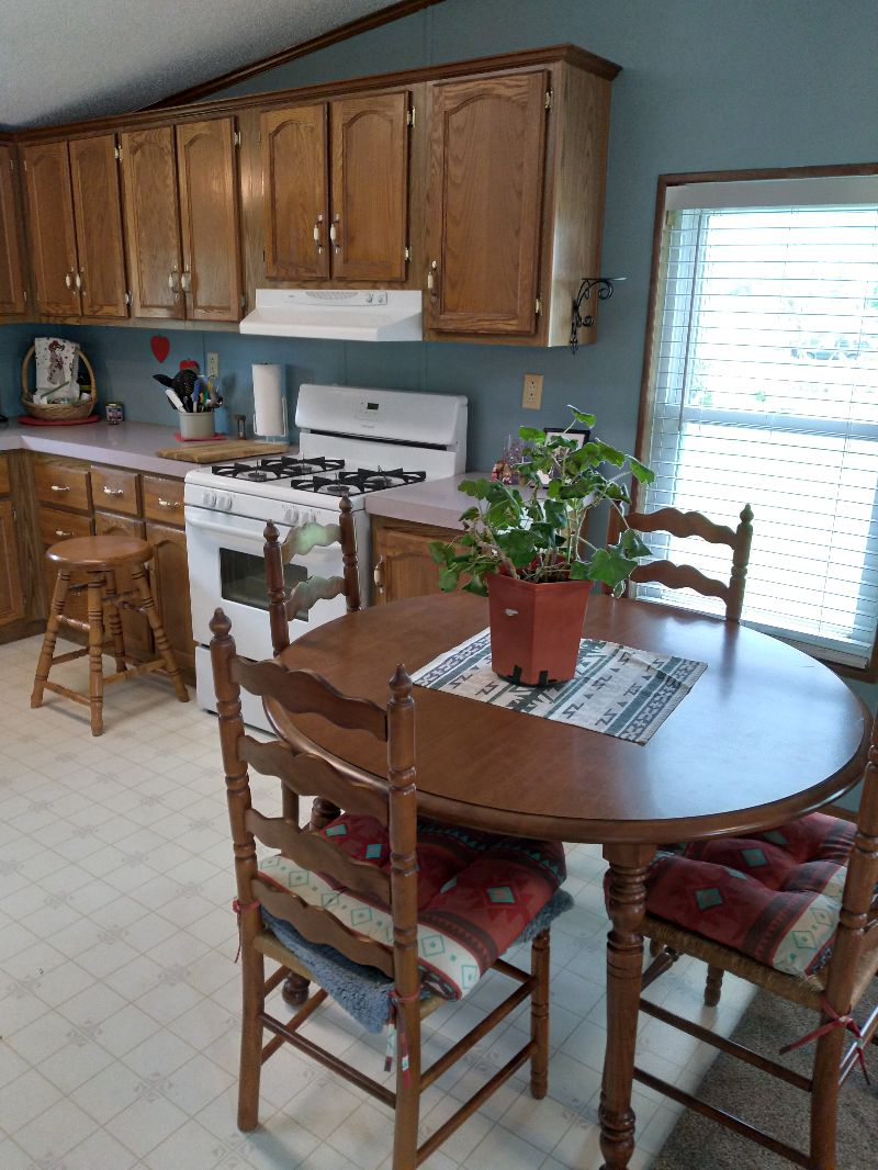 AJ's Cottage  2 bedroom 1 bath house, fully furnished .  Off street parking, Pet friendly. Washer/dr - Photo 11