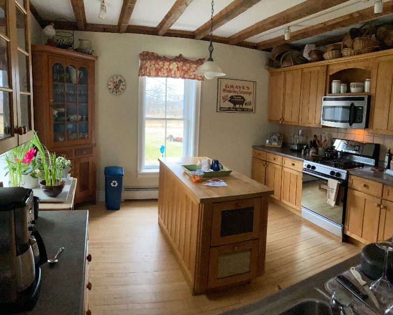 Beautiful Country Home Close to Rutland Regional Med Ctr - Photo 4