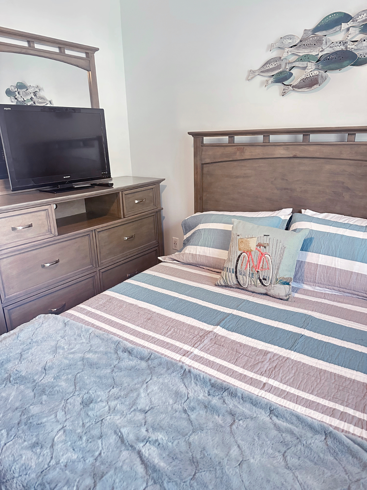 Private beach-themed bungalow in quiet Lake Balboa - Photo 5