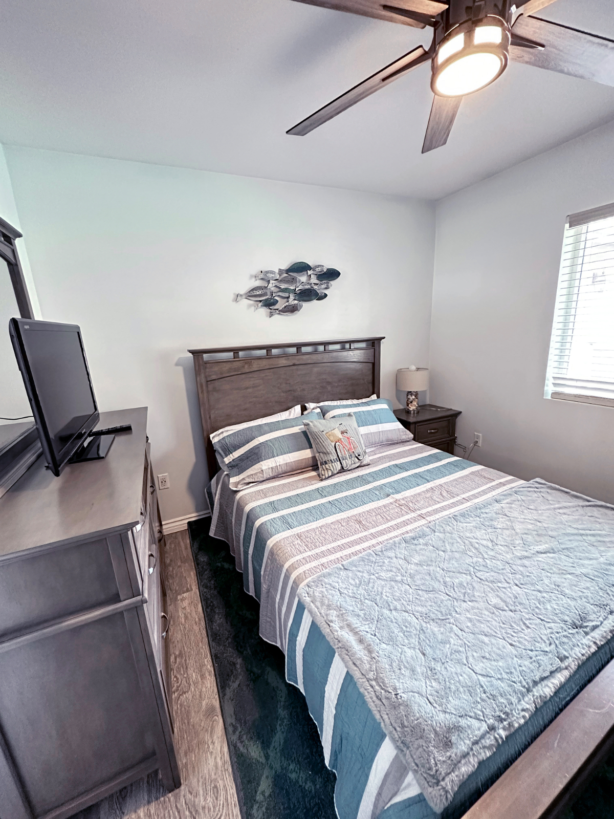 Private beach-themed bungalow in quiet Lake Balboa - Photo 1