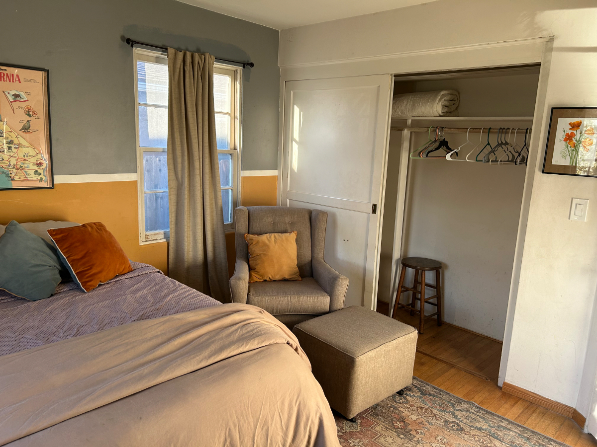 Private master bedroom, charming village home close to work and play - Photo 5