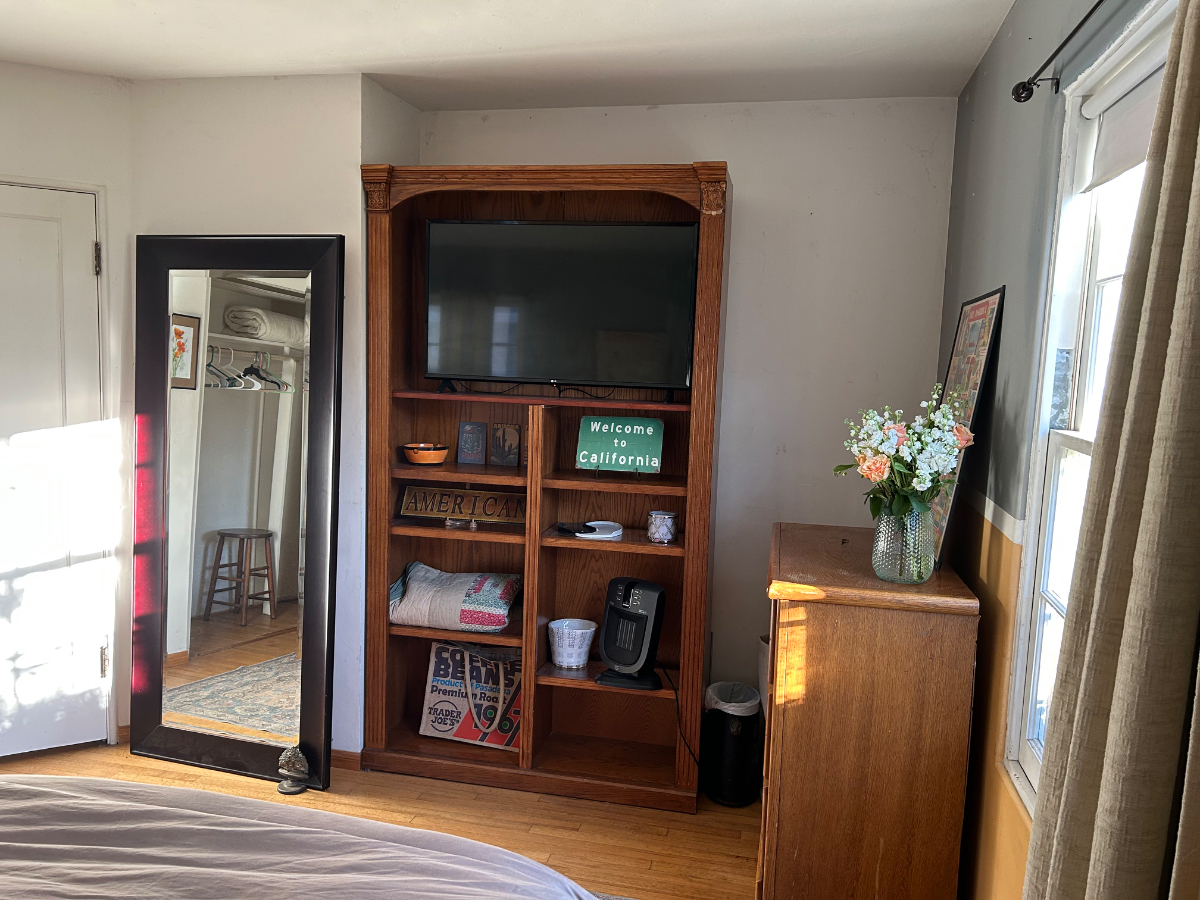 Private master bedroom, charming village home close to work and play - Photo 6