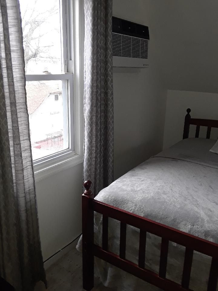 Private Room Available in Uniquely Charming yet Stylish Home - Photo 2