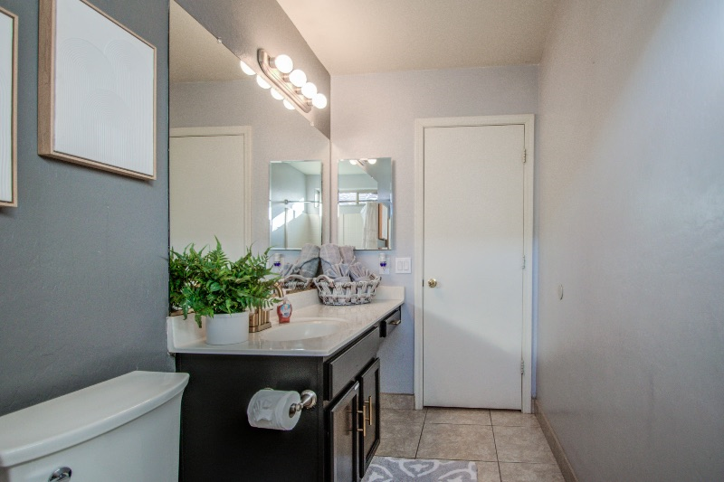 Bright and Beautiful 4BED House in Glendale - Photo 7