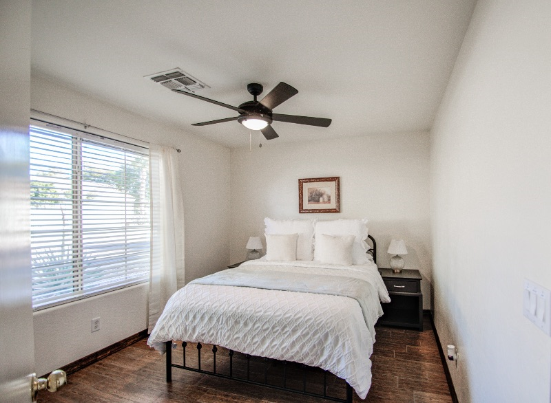 Bright and Beautiful 4BED House in Glendale - Photo 8