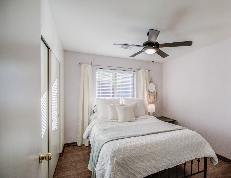 Bright and Beautiful 4BED House in Glendale - Photo 9