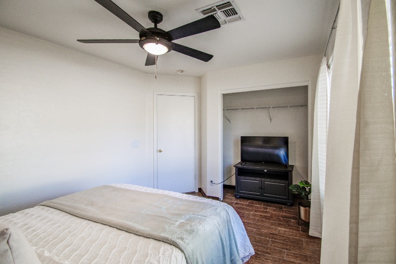 Bright and Beautiful 4BED House in Glendale - Photo 11