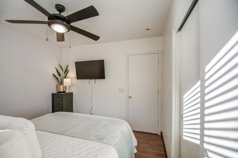Bright and Beautiful 4BED House in Glendale - Photo 12