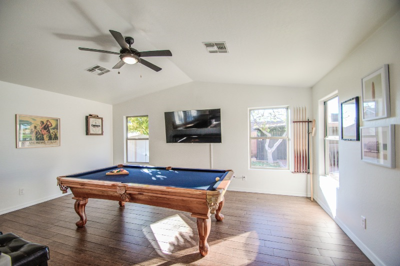 Bright and Beautiful 4BED House in Glendale - Photo 2