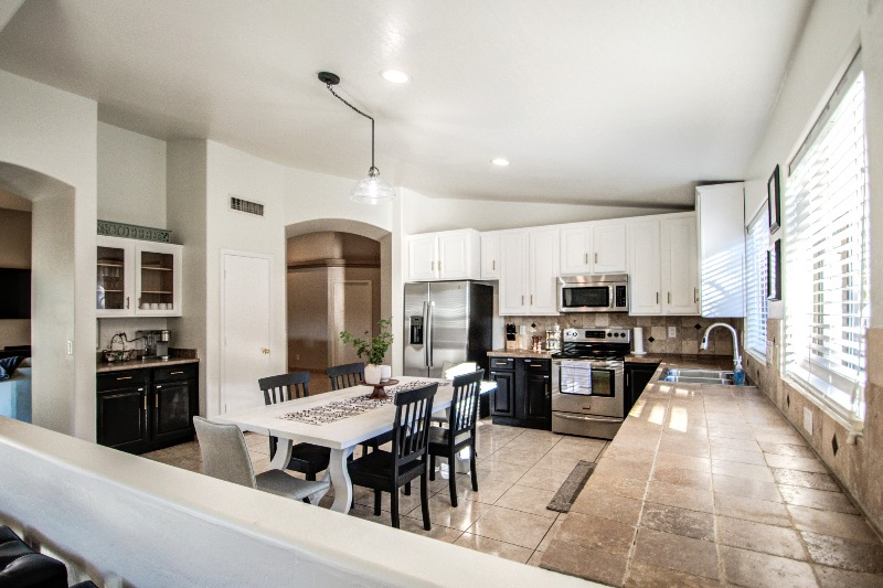 Bright and Beautiful 4BED House in Glendale - Photo 3